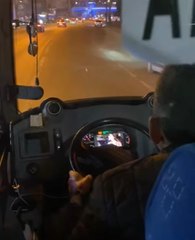 Halk otobüsü şoförü, seyir halindeyken cep telefonundan dizi izledi