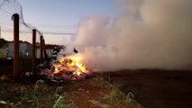 Incêndio em entulhos dá trabalho aos Bombeiros e gera transtorno a moradores no Alto Alegre