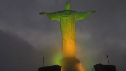 A Rio e San Paolo monumenti e stadi illuminati per "o rei" Pelé