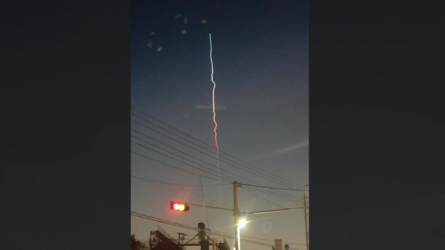 [영상] 미확인 비행체 전국 하늘에서 발견... 무지개빛 연기 보인다 / YTN