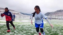 Çinli Kadın Futbol Takımı Ücra Bölgelerdeki Kız Çocuklarının Hayallerinin Peşinden Gitmesine Yardımcı Oluyor