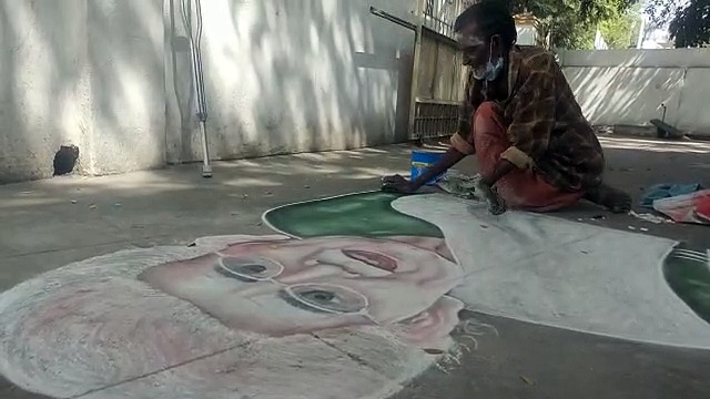 Viral video : பிரதமர் மோடியின் தாயார் ஓவியத்தை தத்ரூபமாக வரைந்த மாற்றுத்திறனாளி - வைரல் வீடியோ