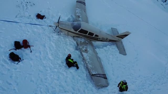 Consiguen aterrizar de emergencia una avioneta en medio de los Dolomitas