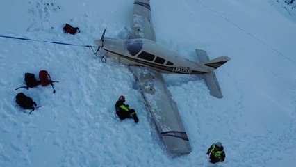 Consiguen aterrizar de emergencia una avioneta en medio de los Dolomitas