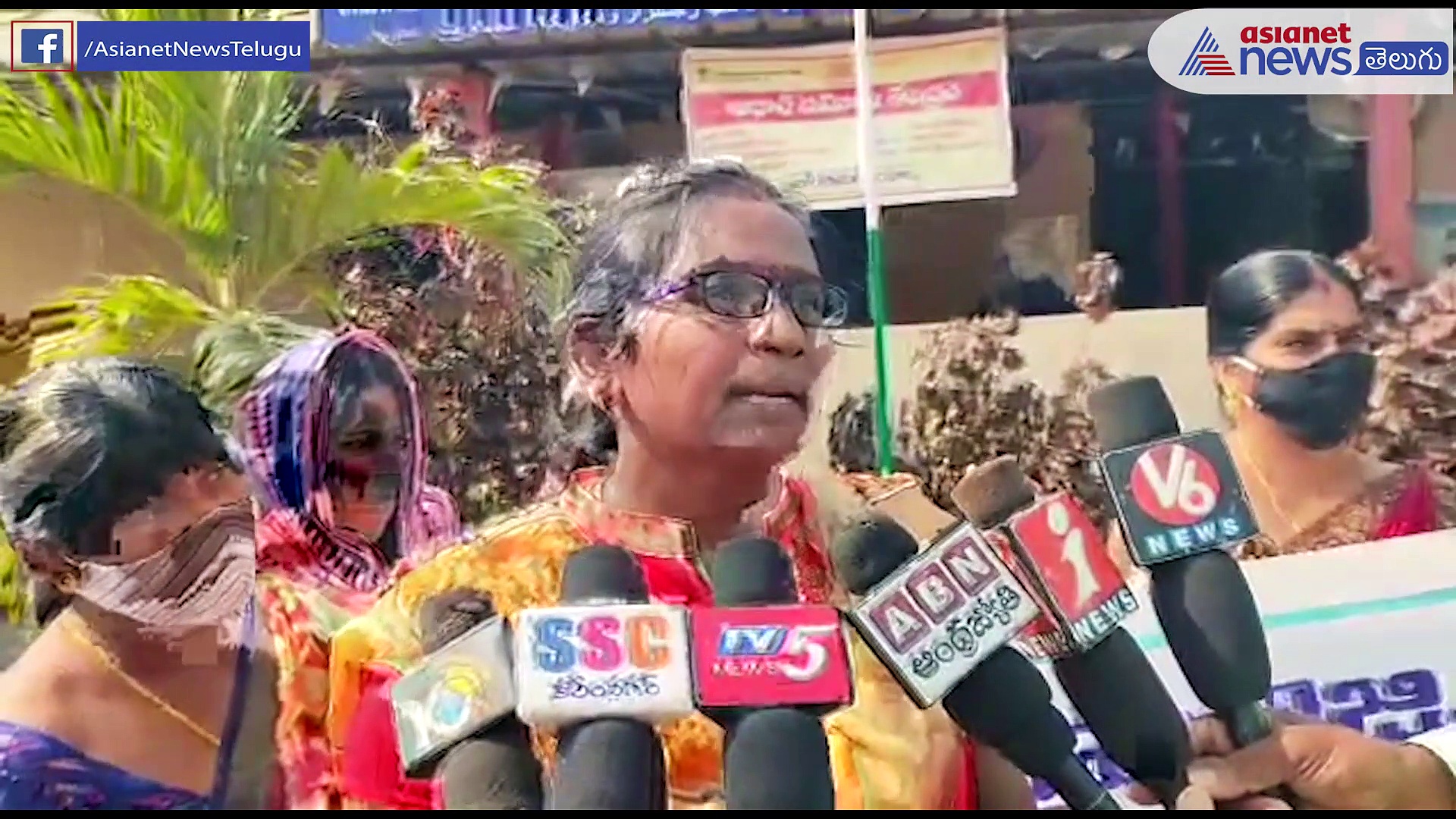 మానుకొండూరు ఎమ్మార్వో ఆఫీస్ ముందు బాధిత కుటుంబం ఆందోళన... 