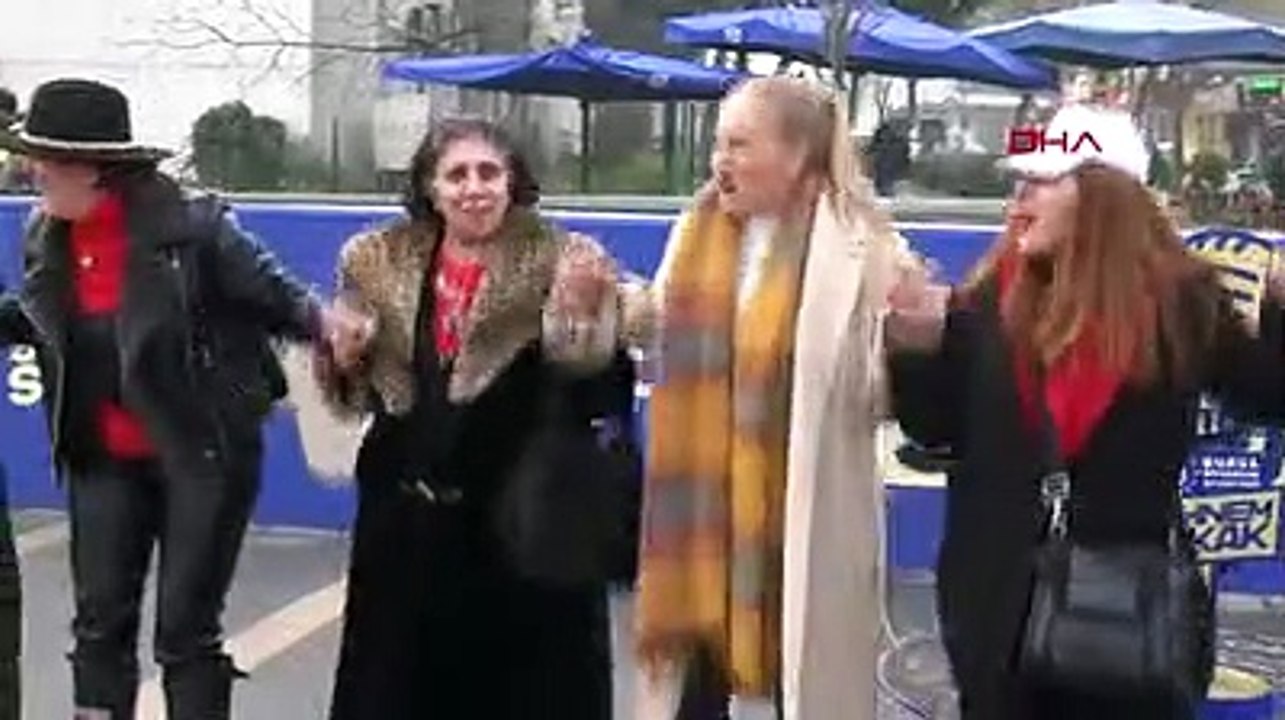 Mutluluk Kahkaha Akademisi üyeleri insanlara kahkaha attırmayı amaç edindi