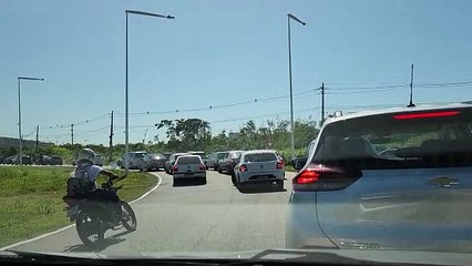 Sol e calor levam turistas às praias e geram trânsito em Florianópolis