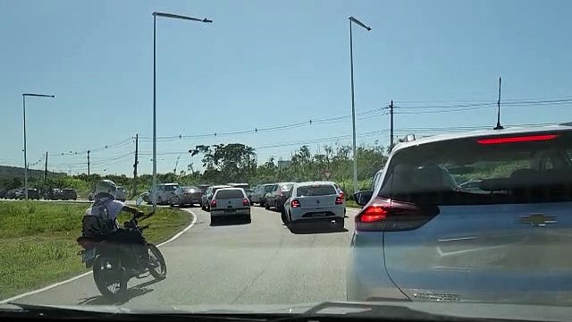 Sol e calor levam turistas às praias e geram trânsito em Florianópolis