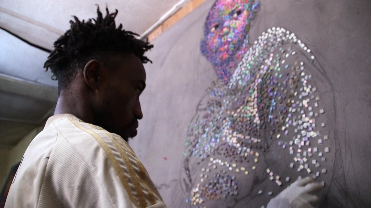 Cet artiste nigérian alerte sur la pollution plastique en créant des portraits à partir de tongs usées