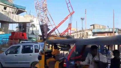 बेतरतीब ढंग से चल रहा फ्लाईओवर का निर्माण, जाम से जनता हो रही हलाकान