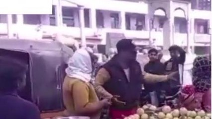 फिरोजाबाद: ऑटो चालक और महिला में मारपीट, वीडियो वायरल