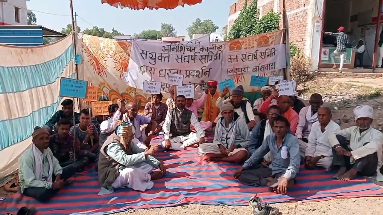 अनिश्चितकालीन धरने पर ग्रामीण, सात सूत्री मांग