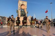 Taksim'de yılbaşı öncesi devriye gezen atlı polislere büyük ilgi