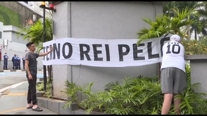 "Le leggende non muoiono mai", dicono di Pelé i brasiliani