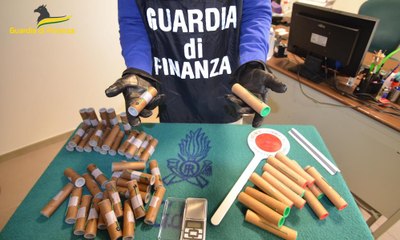 Montesilvano (PE) - Petardi pericolosi venduti su bancarella abusiva: denunciato pregiudicato (30.12.22)