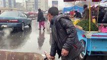 Premières chutes de neige de l'hiver sur la capitale afghane Kaboul