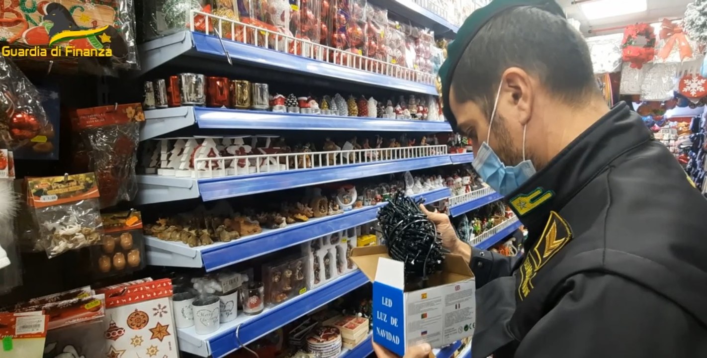 Roma - Oltre 30 milioni di luminarie non sicure finite sotto sequestro: 9 denunce (30.12.22)