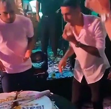 Los Palmeras llevaron un alfajor gigante a la fiesta de Messi
