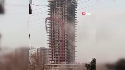 İzmir'de inşaatın kule vinci devrildi: 5 ölü, 2 yaralı