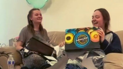 Sisters accidentally get each other the same Christmas present *GOLD REACTIONS!*
