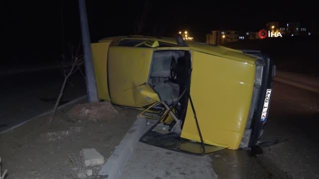 Elazığ'da otomobil aydınlatma direğine çarparak yan yattı: 3 yaralı