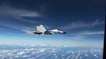 Un avion J-11 de l'armée Chinoise vole tout prêt d'un avion RC-135 américain