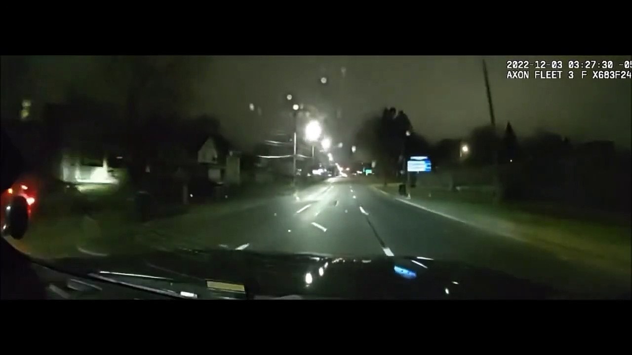 Poursuivi par la police, un automobiliste fait un énorme vol plané