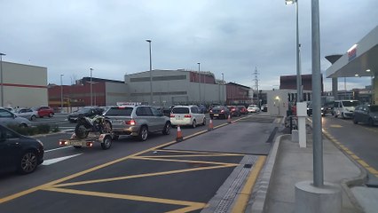 Largas retenciones en el acceso a una gasolinera en Sestao durante la tarde del viernes