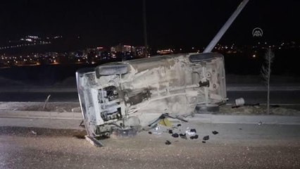 Refüje çarpan otomobildeki 3 kişi yaralandı