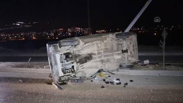 Refüje çarpan otomobildeki 3 kişi yaralandı