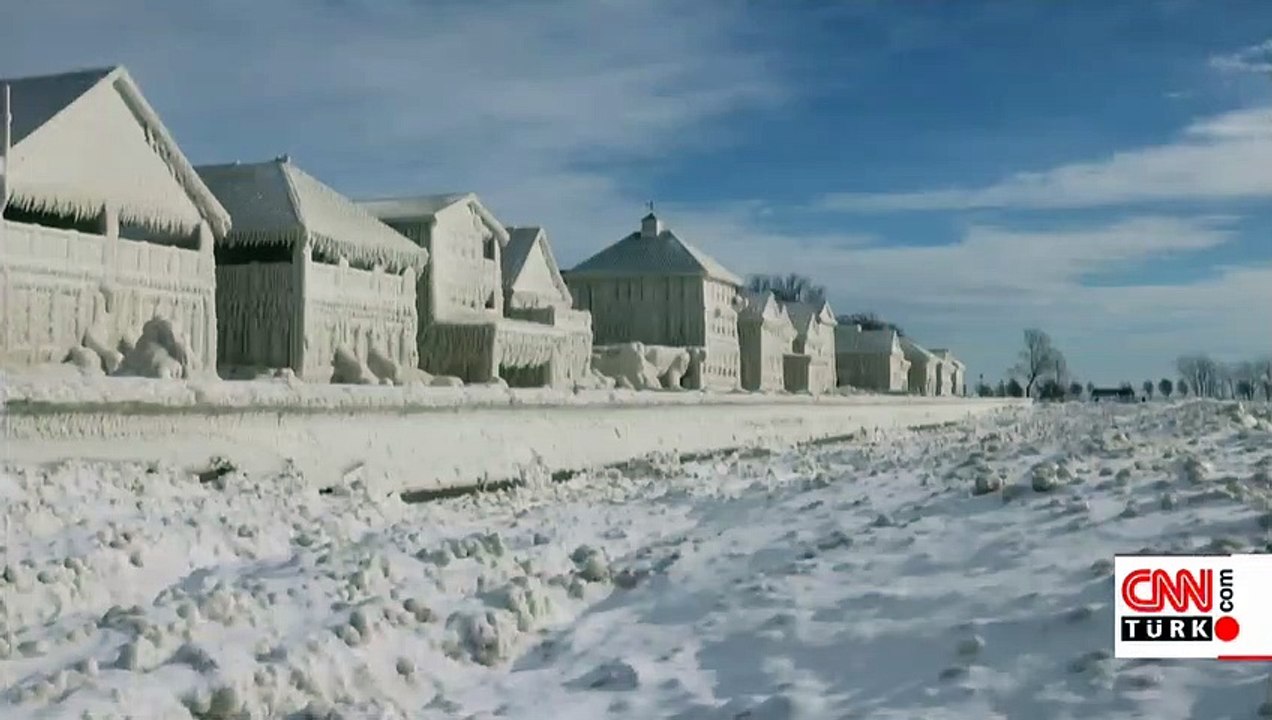 Evler kar ve buzla böyle kaplandı