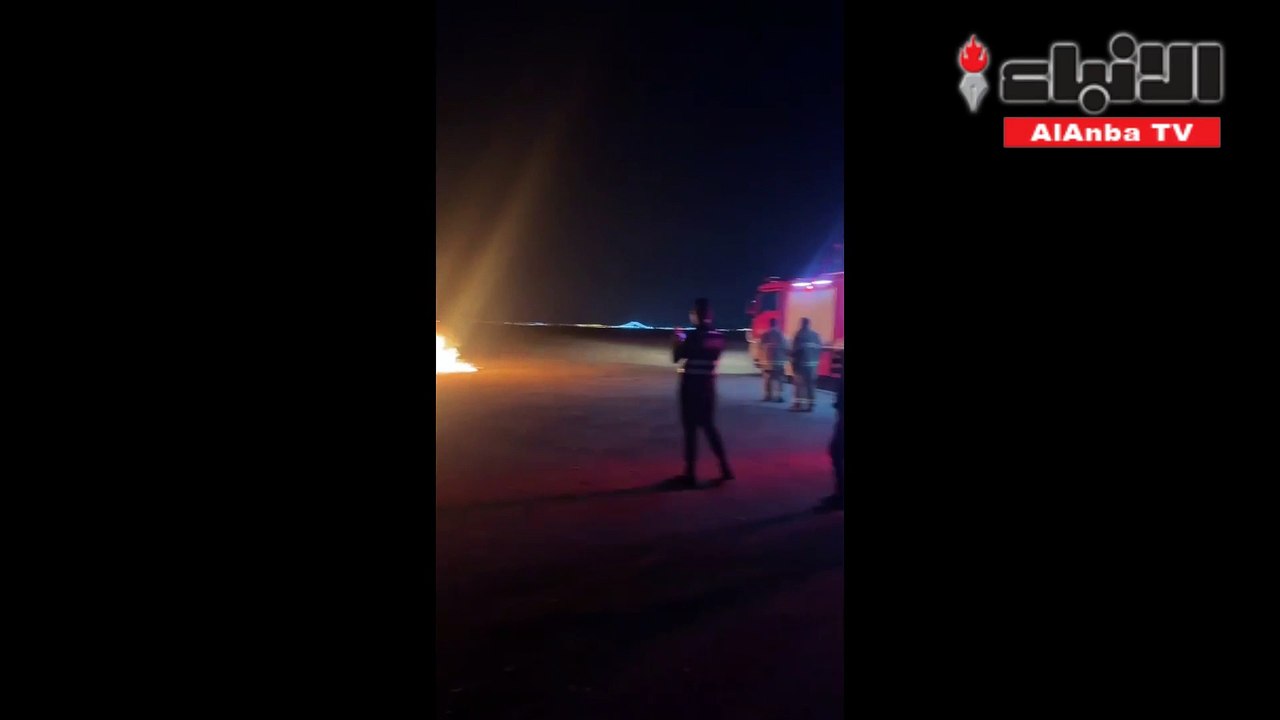 النيران تلتهم مركبة في نهاية جسر جابر