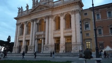 Romanos rezan por la salud de Benedicto XVI que sigue "estable" dentro de la gravedad