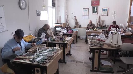 Maket gemiler emeklilerin elinde şekilleniyor