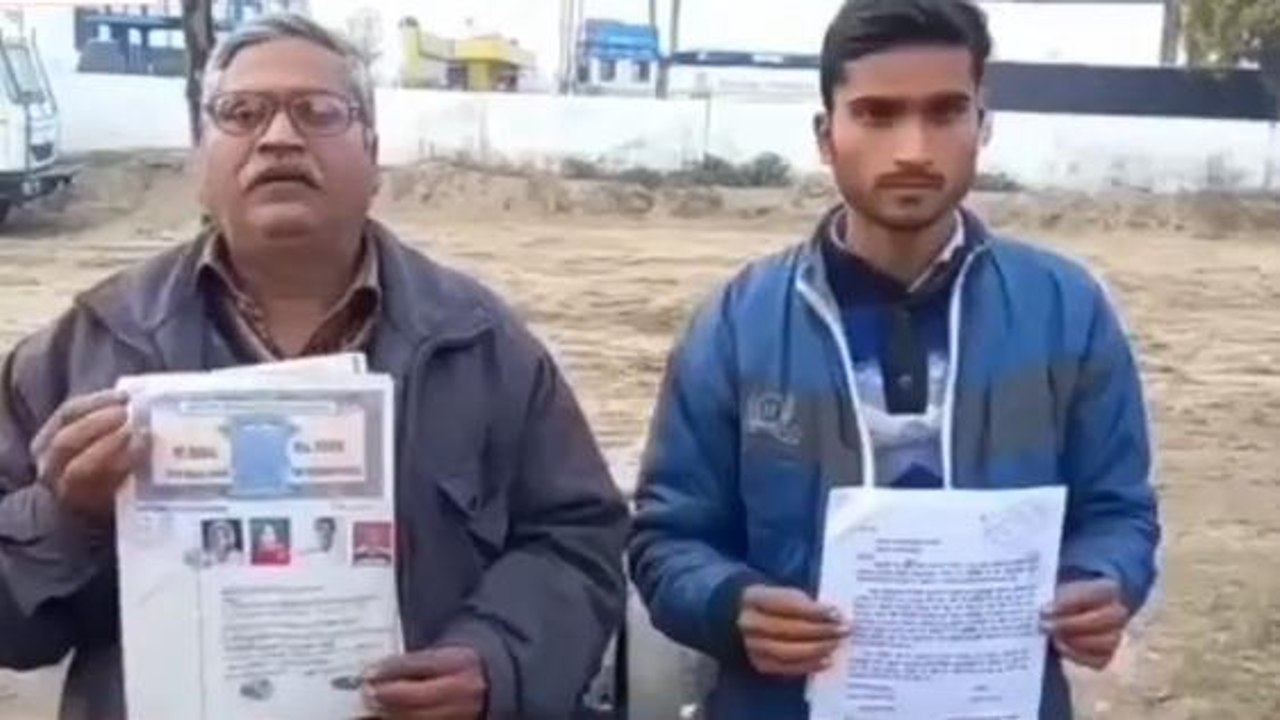 शाहजहांपुरःपुलिस के सामने खेत मालिक को लाठी-डंडों से जमकर पीटा