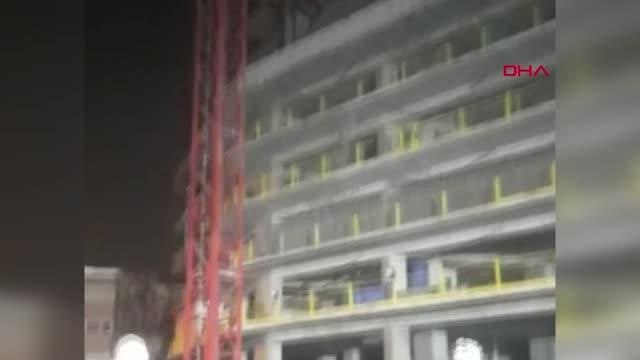 İZMİR'DE GÖKDELEN İNŞAATINDA VİNÇ DEVRİLDİ; ÖLÜ VE YARALILAR VAR