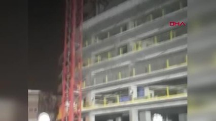 İZMİR'DE GÖKDELEN İNŞAATINDA VİNÇ DEVRİLDİ; ÖLÜ VE YARALILAR VAR