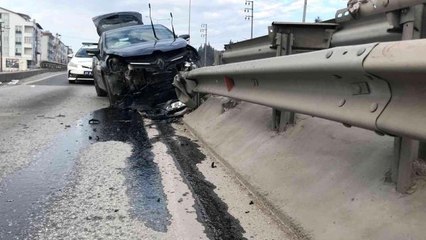 Yol ayrımında bariyerlere çarptı: 3'ü çocuk 6 yaralı
