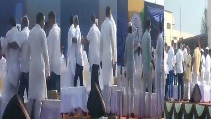 ಕುರ್ಚಿಗಾಗಿ ವೇದಿಕೆ ಮೇಲೆ ಕಿತ್ತಾಡಿಕೊಂಡ ಕಾಂಗ್ರೆಸ್ ನಾಯಕರ ವಿಡಿಯೋ ವೈರಲ್ | *Karnataka | OneIndia Kannada