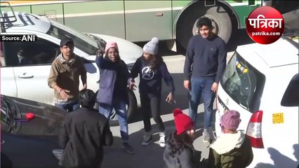 Video: मनाली के रास्ते में 3-3 घंटे से फंसी गाडियां, जाम के बीच सड़कों पर थिरकते दिखे सैलानी