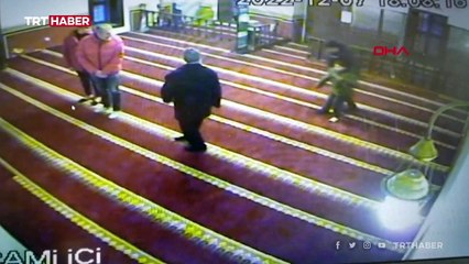 Cami imamından engelli çocuğa örnek davranış