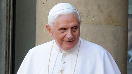 GALA VIDEO - Mort de Benoît XVI : ce jour où il a rencontré un célèbre humoriste français