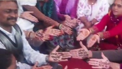 गुना: संविदा कर्मियों का अनोखा प्रदर्शन, पुरुषों ने रचाई हांथों में मेहंदी