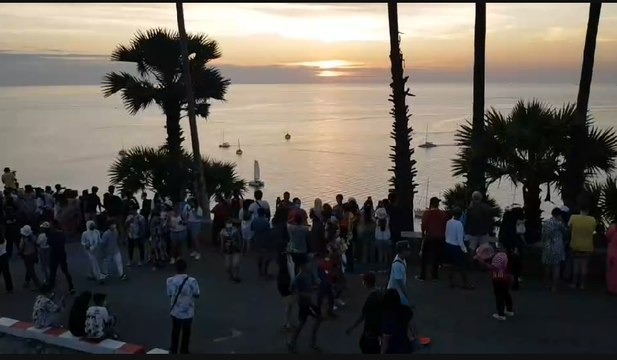 แห่ชมพระอาทิตย์แสงสุดท้ายปี 2565 ที่แหลมพรหมเทพ