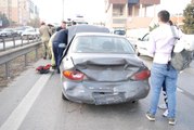 Pendik'te zincirleme trafik kazasında araçta sıkışan kadın yaralandı