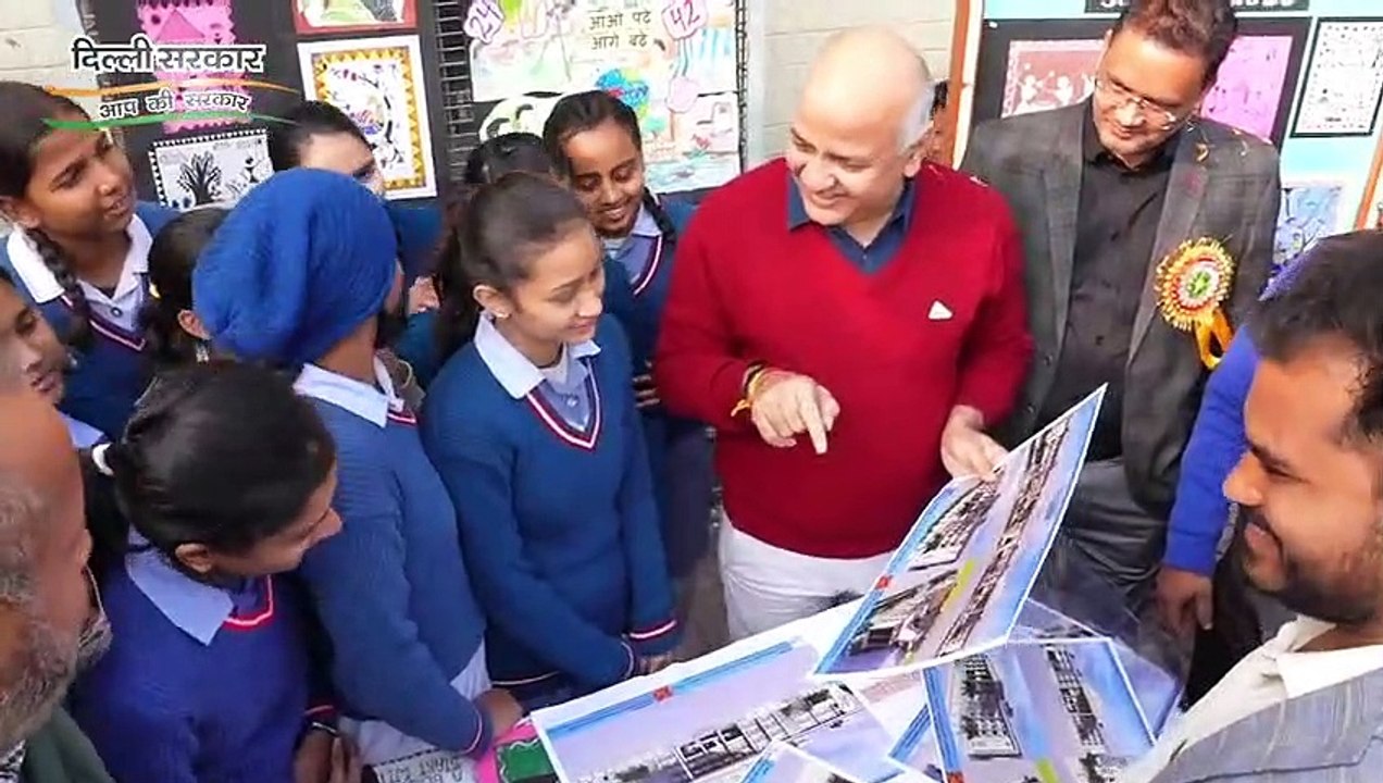 दिल्ली में मेगा पीटीएम के दौरान अपने अलग अंदाज में दिखे मनीष सिसोदिया