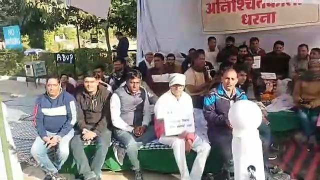धरने पर सहायक आचार्य , किया हनुमान चालीसा और सुंदरकांड का पाठ, संविदा नीति में समायोजित किए जाने की मांग