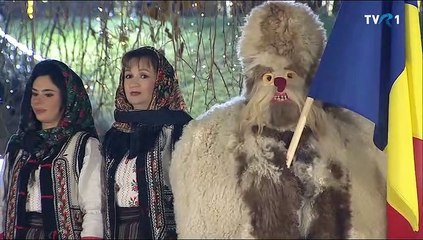 Ansamblul folcloric „Tara Vrancei” - Jocul ursilor (Iata, vin colindatori - TVR 1 - 24.12.2022)