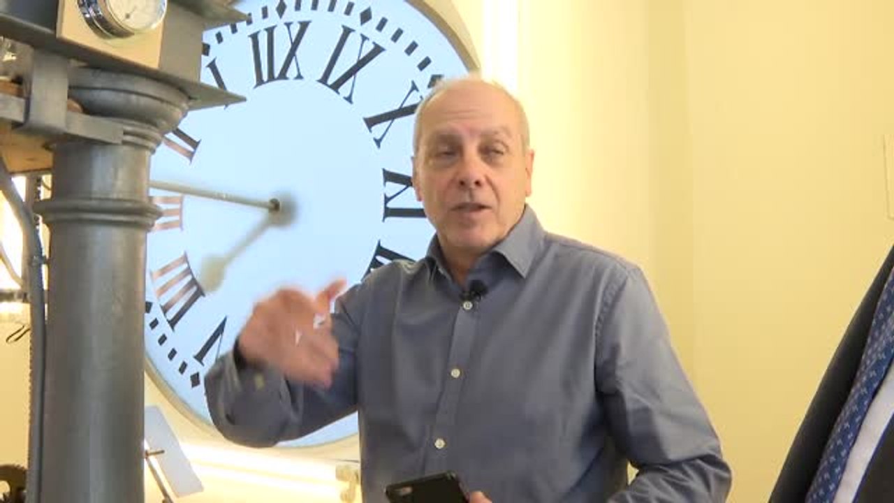 El relojero de la Puerta del Sol tiene todo listo para dar "las campanadas"