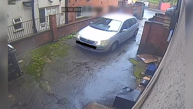 London: violent mugger punches woman to floor and steals her bag